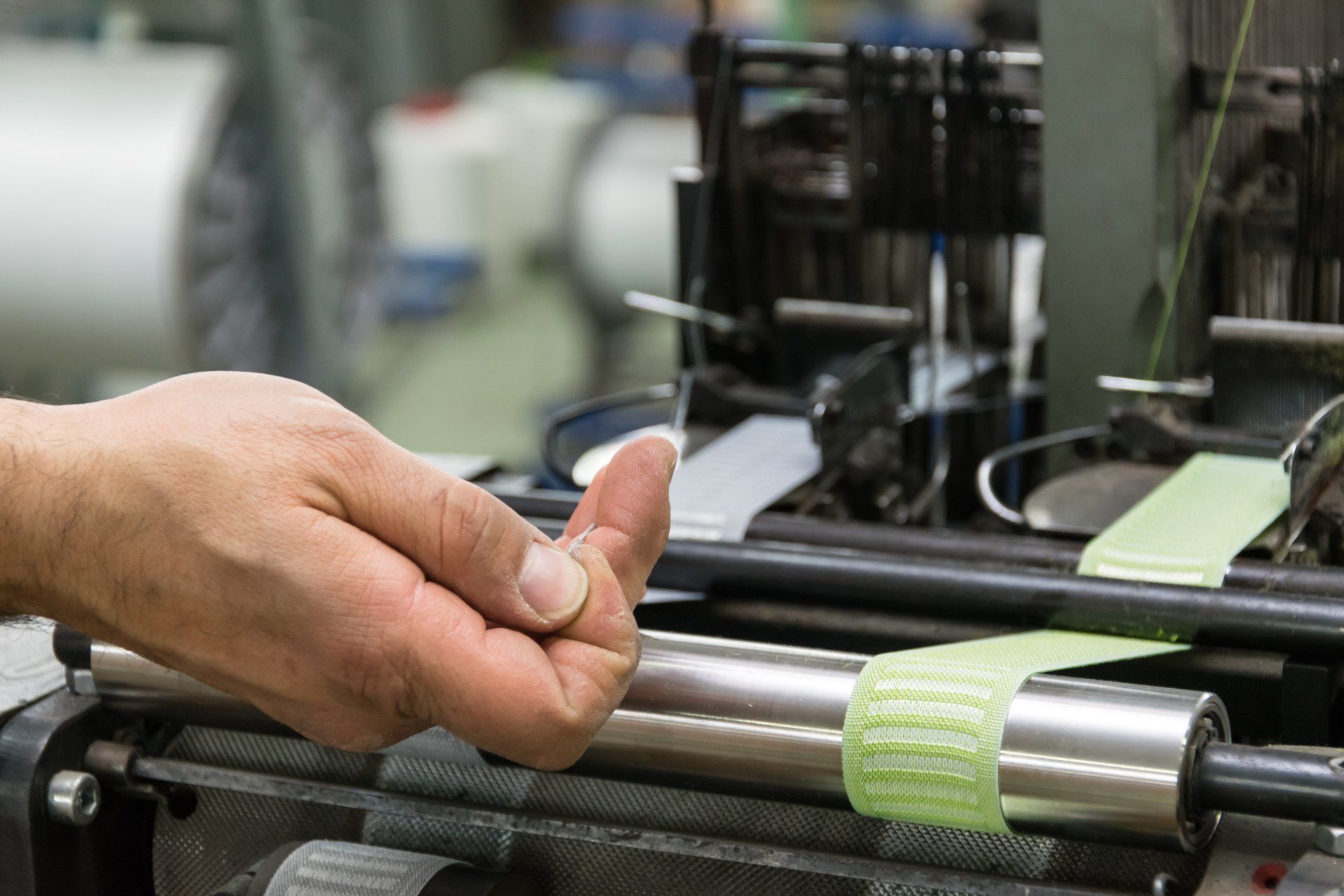 mano che posiziona il nylon su un macchinario
