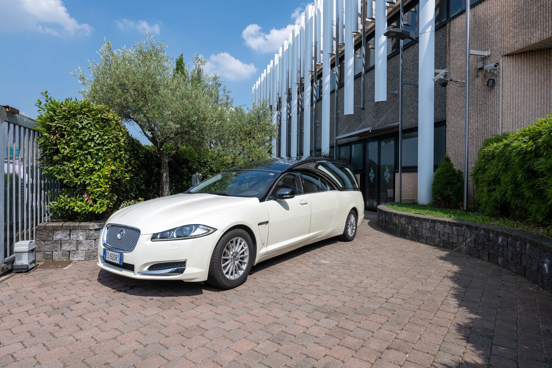 Mezzi Funebri - Agenzia C.O.F. in provincia di Milano e Monza