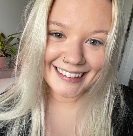 Jamie Letcher, virtual assistant and founder of Wellnix, smiling in headshot on About page