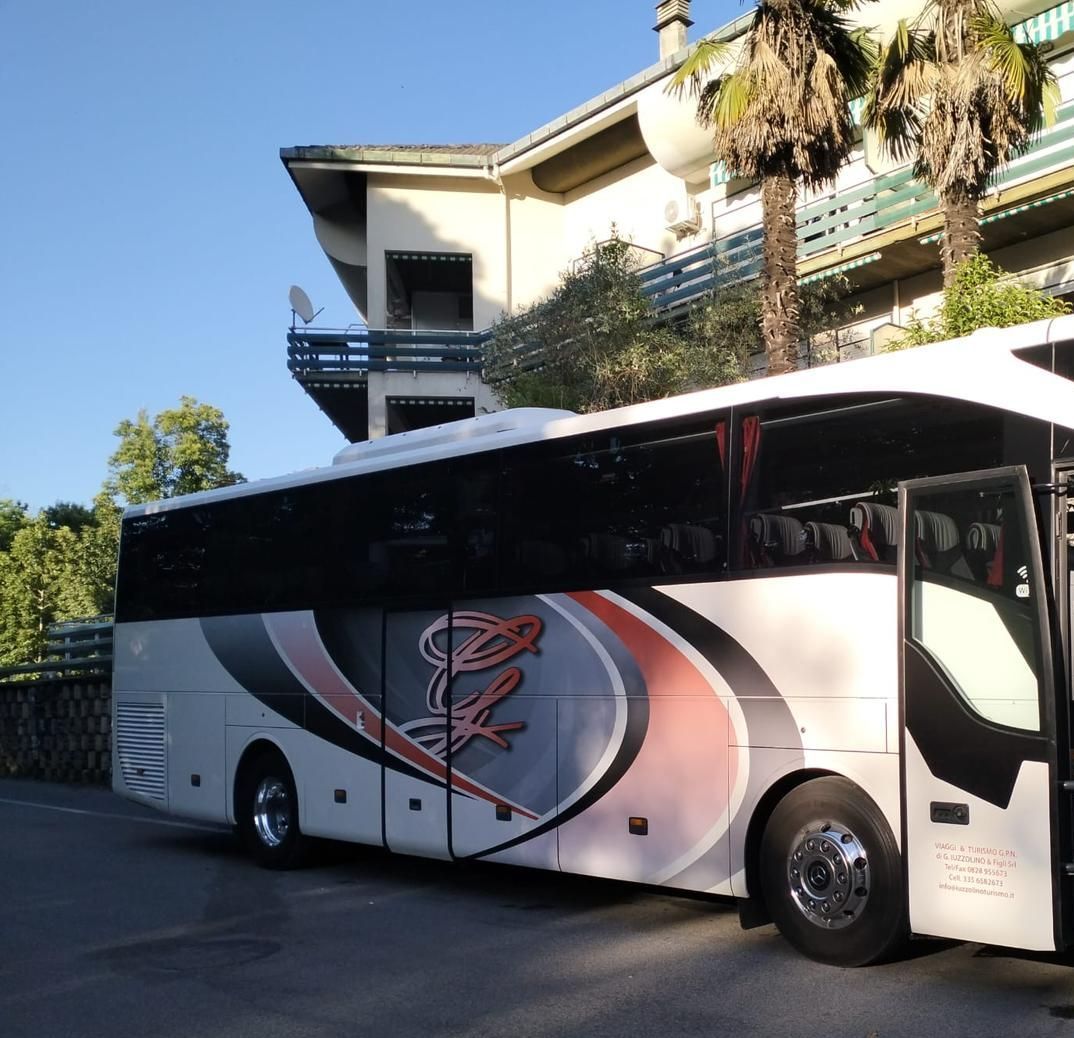 Un autobus con la lettera b sul lato è parcheggiato davanti a un edificio