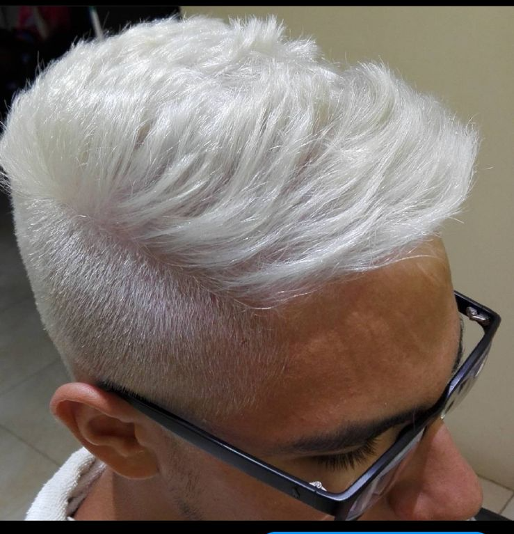 Primer plano de una persona con un peinado corto, blanco platino y texturizado