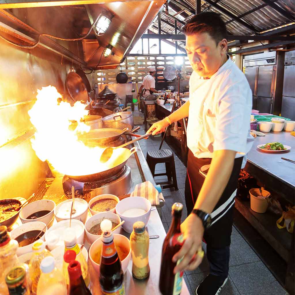 พ่อครัวประจำร้านบ้านไม้ริมน้ำ