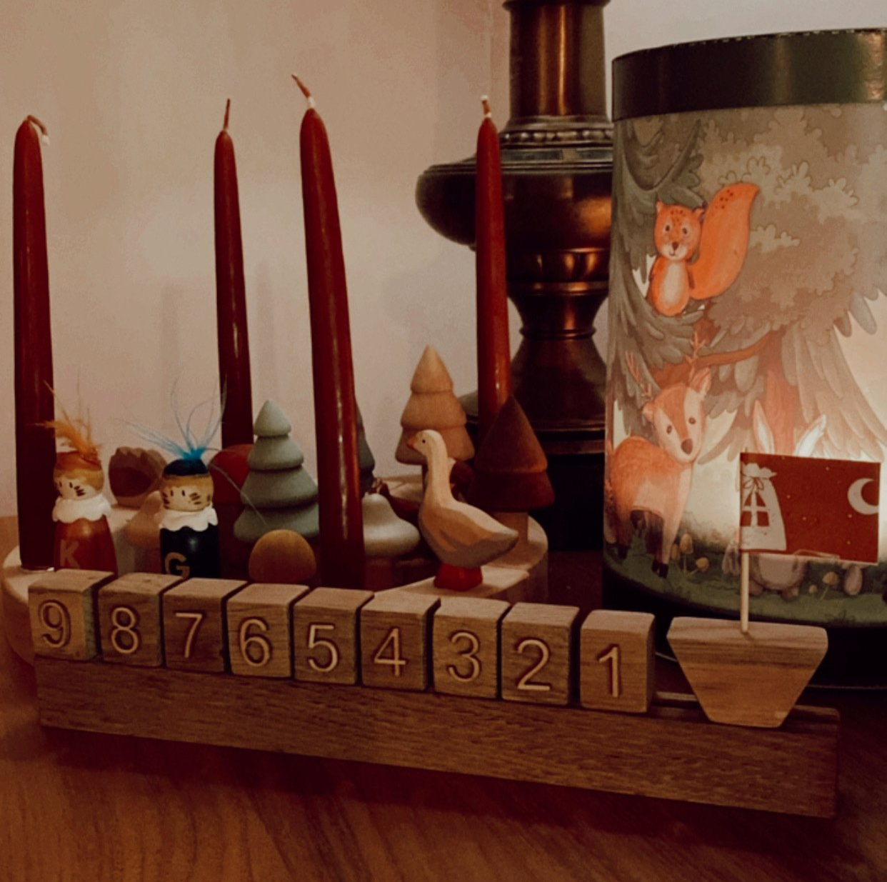 Maanenschijn - Aftelkalender - Elise van GoudvanHout - Tijd is voor kinderen soms nog een lastig begrip. Geef daarom je kind een beetje houvast in de drukke sinterklaasperiode met deze leuke houten aftelkalender!