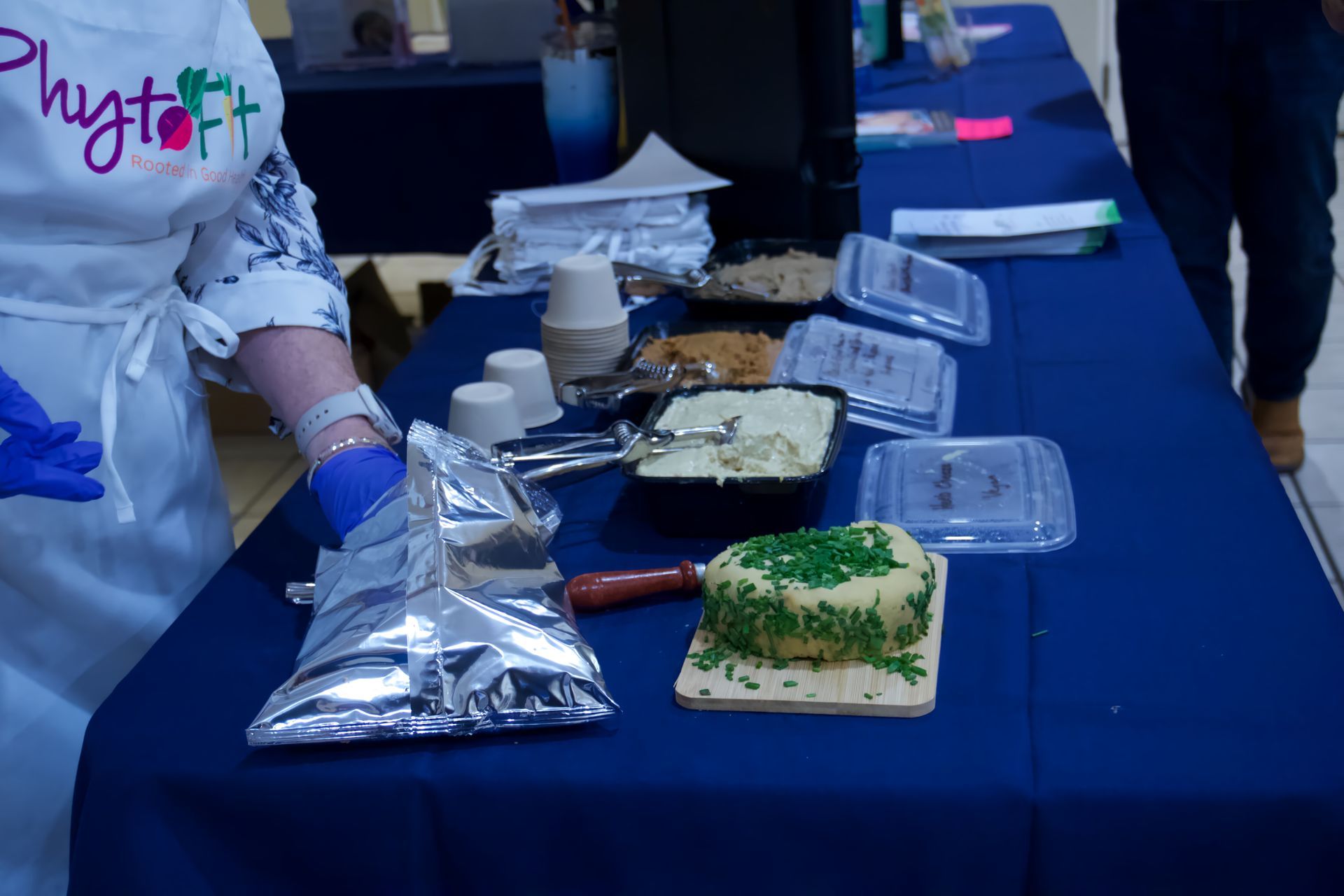 A person wearing a white apron with the word phytort on it