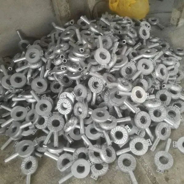 Pila de cabezales de quemador metálicos y circulares, probablemente para una estufa de gas.