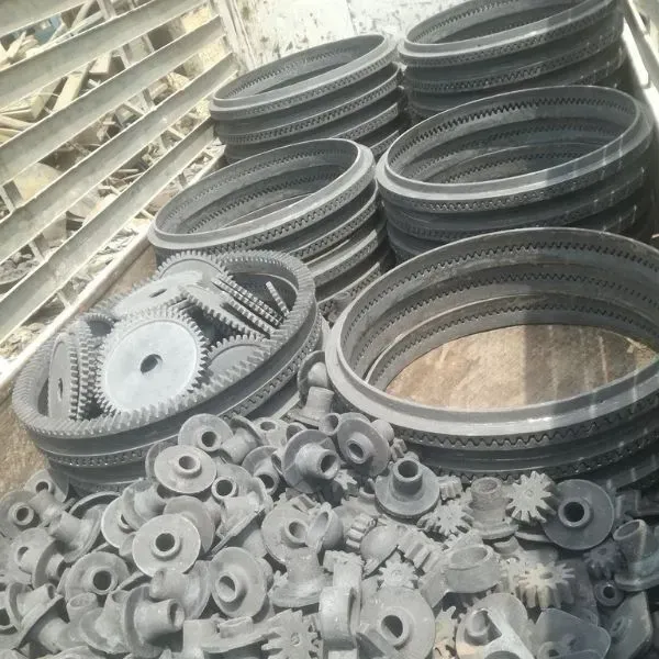 Pila de engranajes metálicos y piezas circulares, probables componentes de maquinaria.