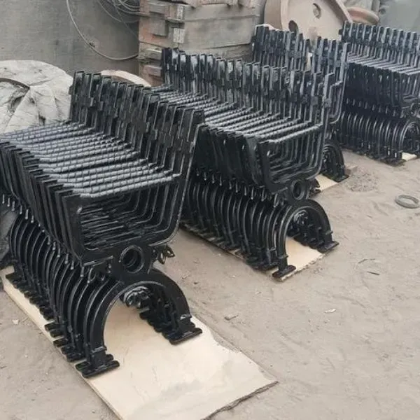 Estructuras de sillas de metal negro apiladas sobre palets, posiblemente para muebles de exterior.