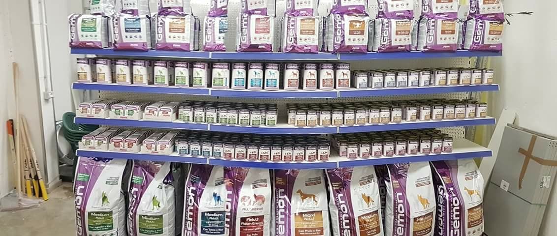 buste di croccantini e cibo per cani