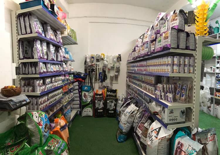 reparto con mangimi per cani e gatti