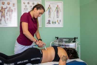 Cliente che sta effettuando la Tecarterapia 