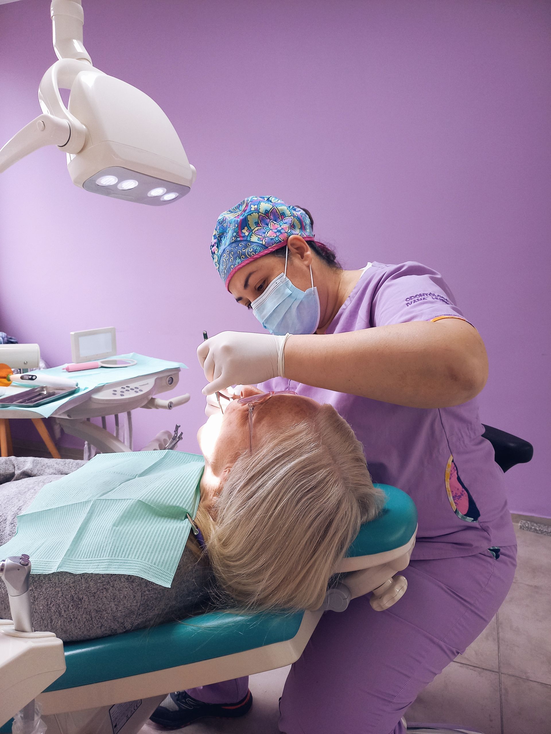 Un dentista está examinando los dientes de un paciente en un consultorio dental.