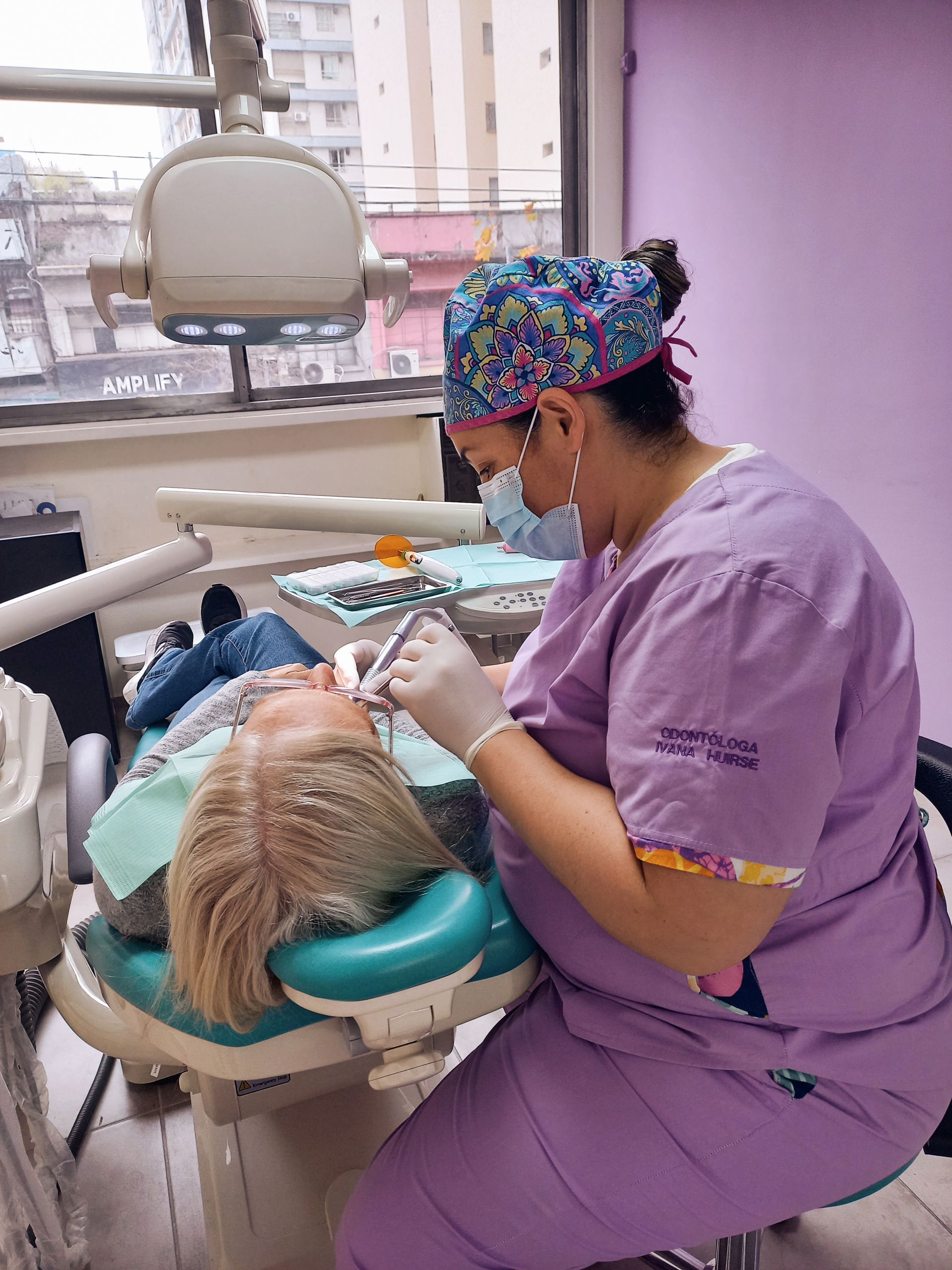 Una dentista examina los dientes de un paciente en un consultorio dental.