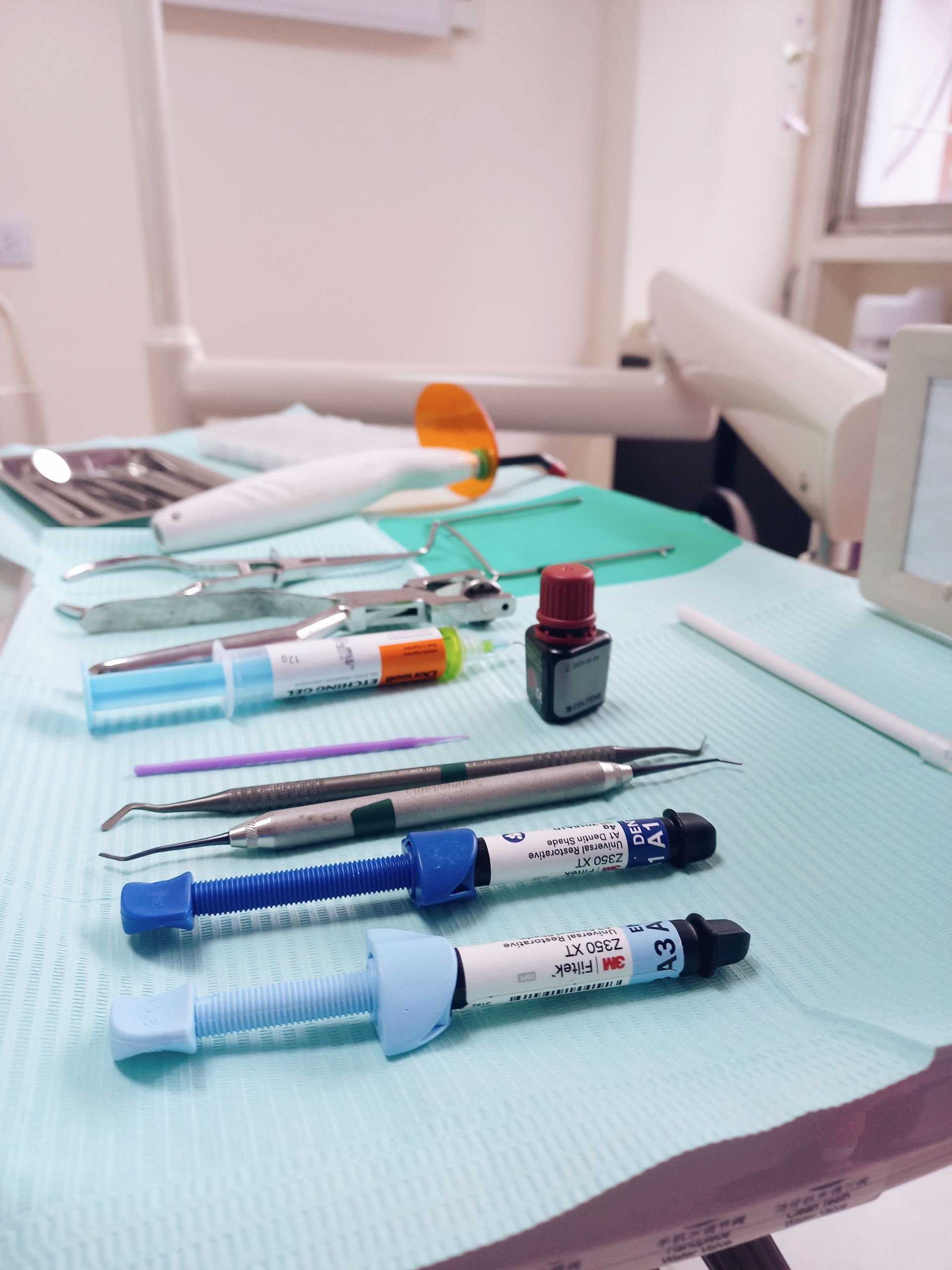 Un montón de instrumentos dentales sobre una mesa.