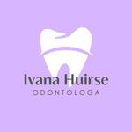 Un logotipo para Ivana Huirse Odontóloga con un diente blanco sobre un fondo morado.