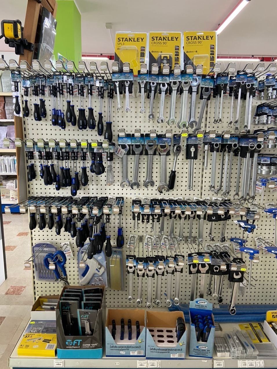 Utensileria (viti, bulloni, chiavi inglesi ecc.)