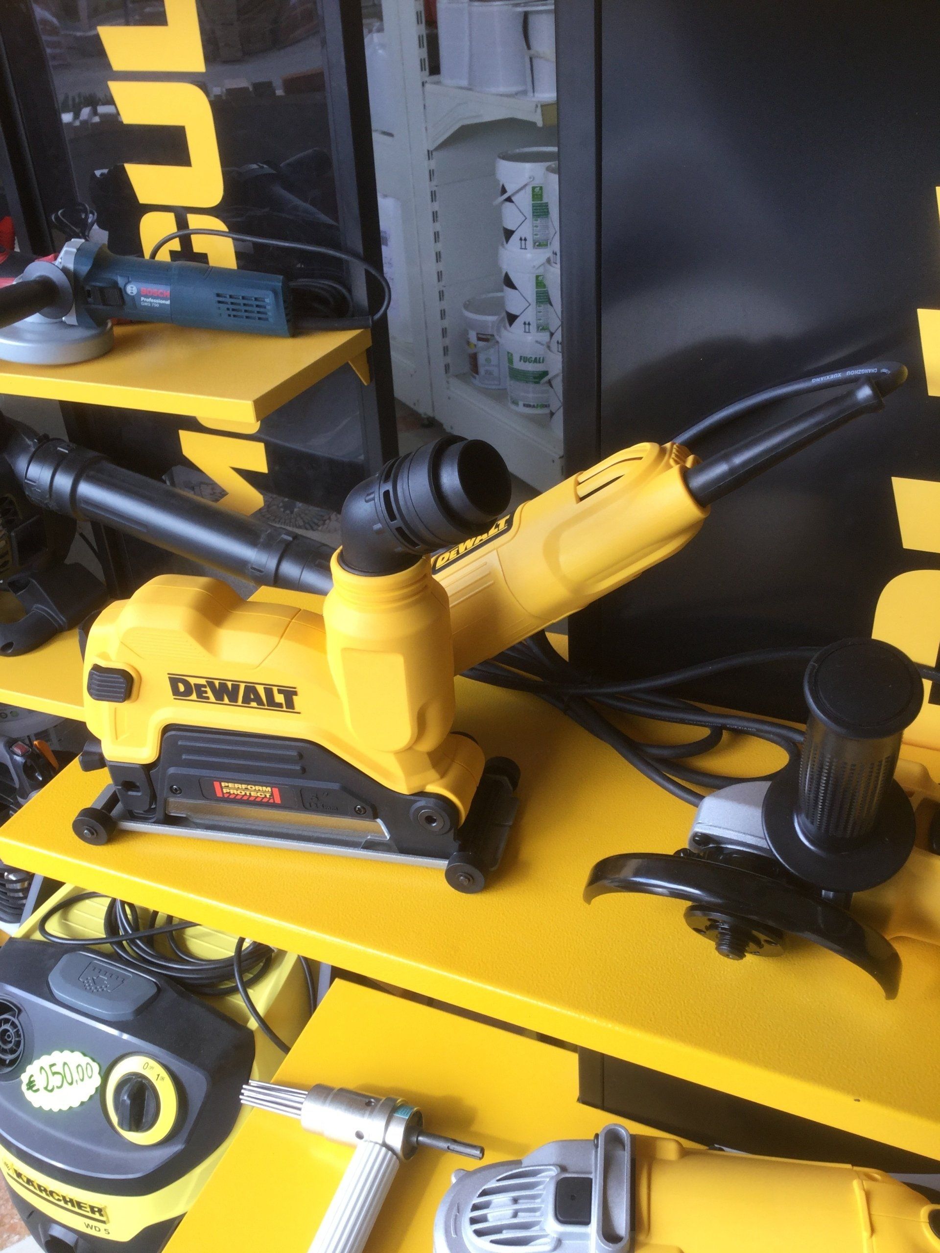 Elettroutensileria (aspirapolveri, batteria, caricabatterie, trapani e avvitatori)