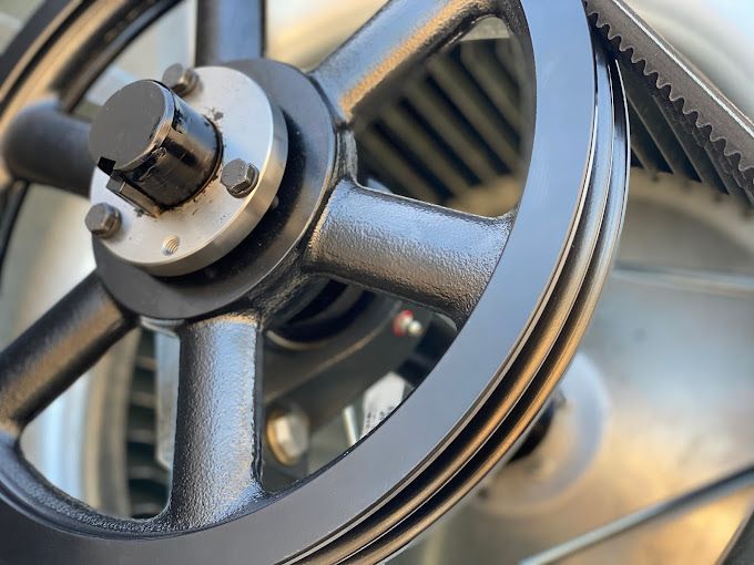 A close up of a wheel with a belt attached to it
