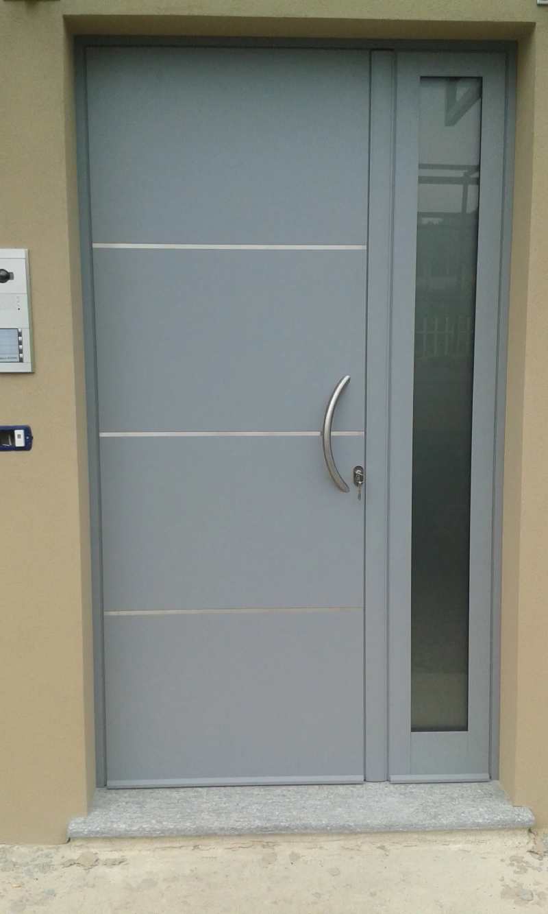 Portoncino in alluminio con pannello moderno e intarsi inox