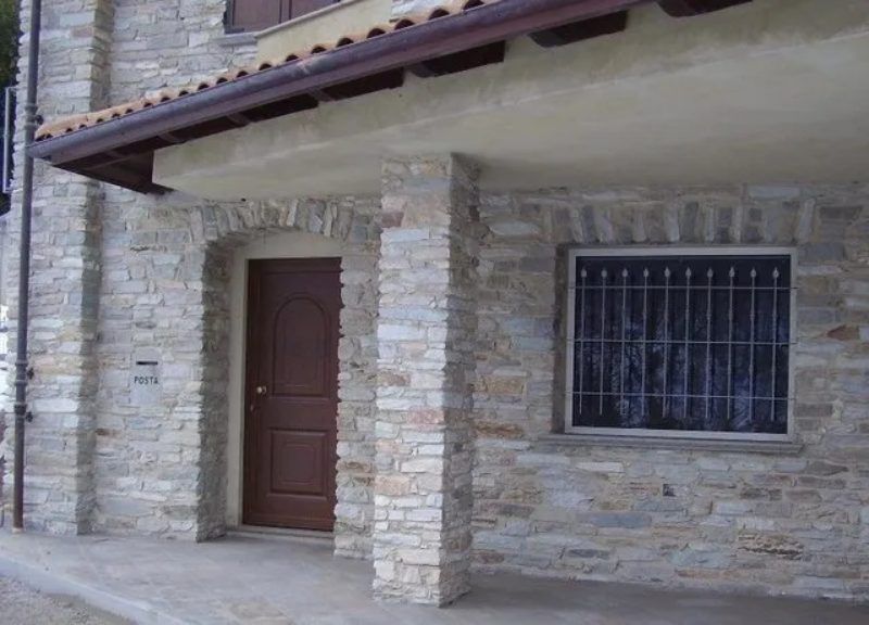 portone in legno di una casa singola