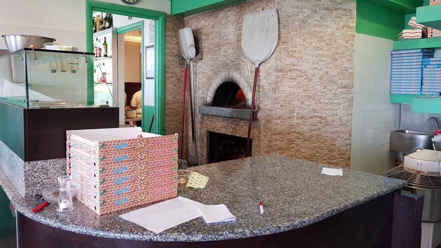 pizzeria con forno a legna