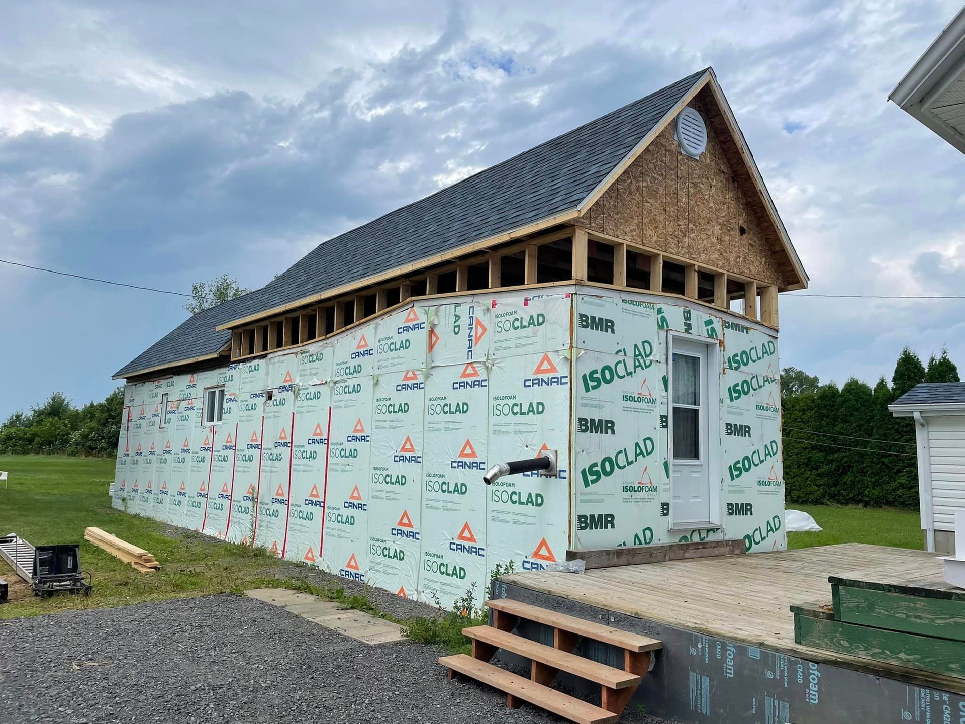 Une petite maison est en construction dans un champ.