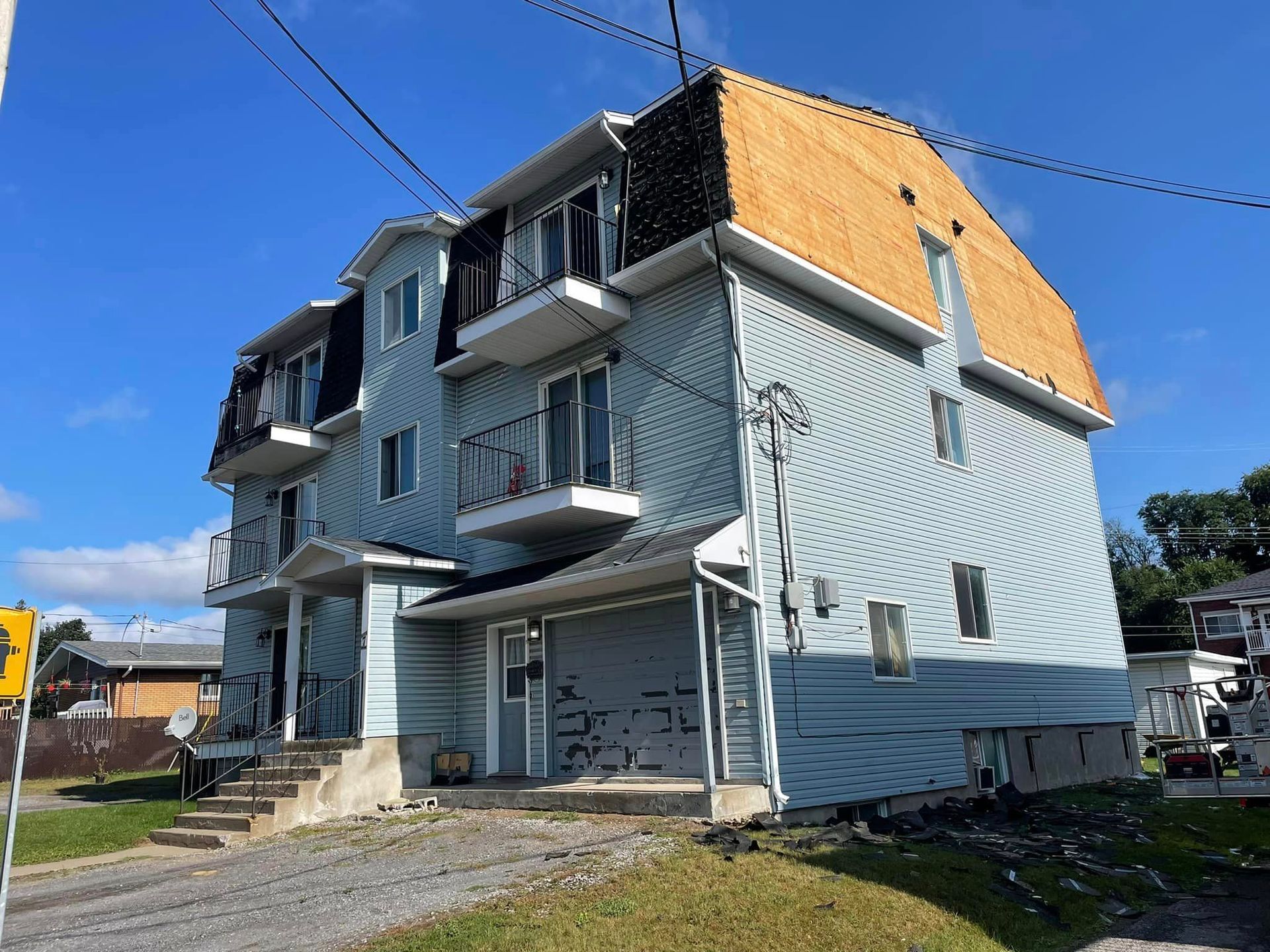 Un grand immeuble avec un toit en réparation.