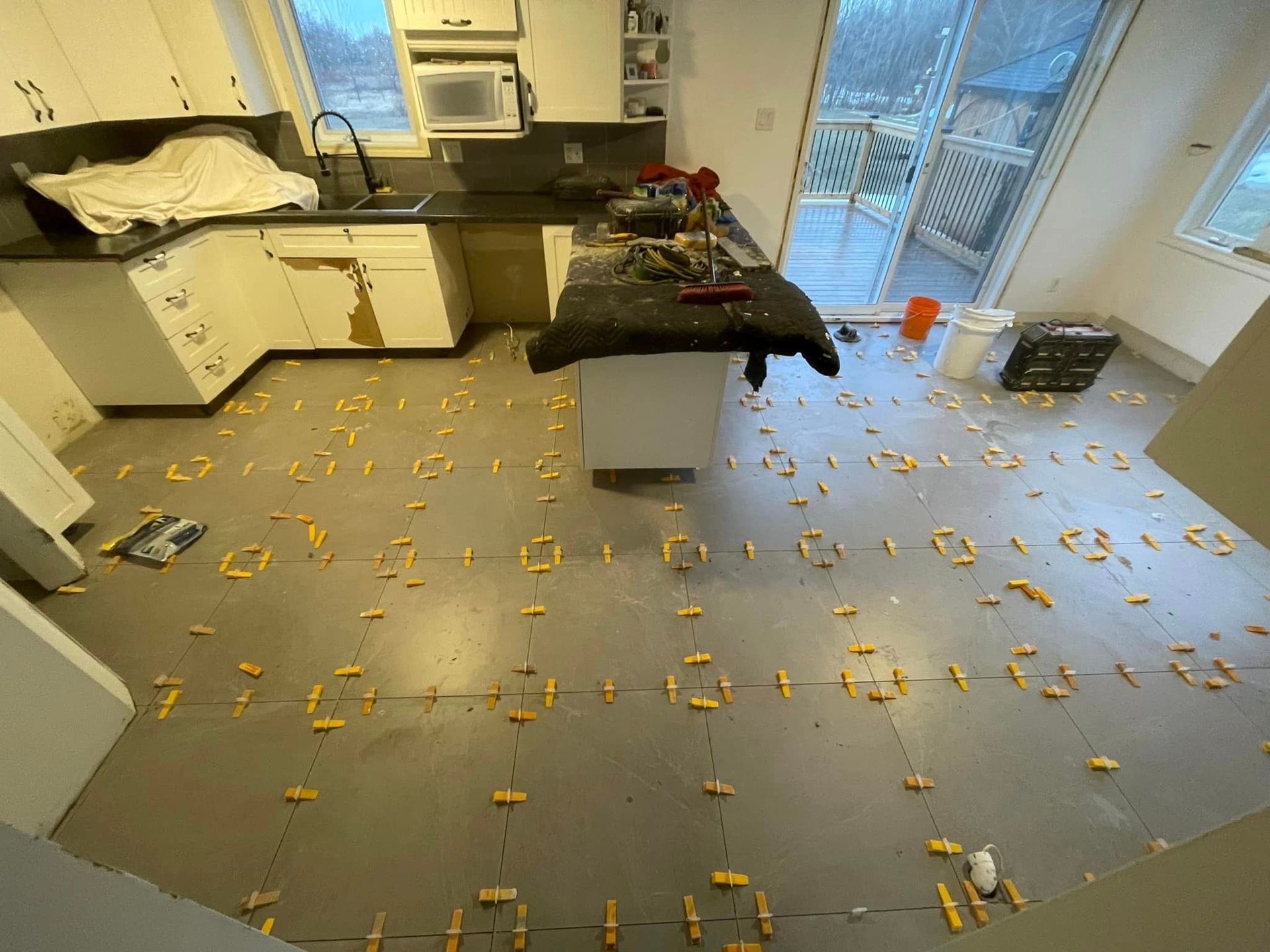 Une cuisine avec beaucoup de carrelage jaune au sol
