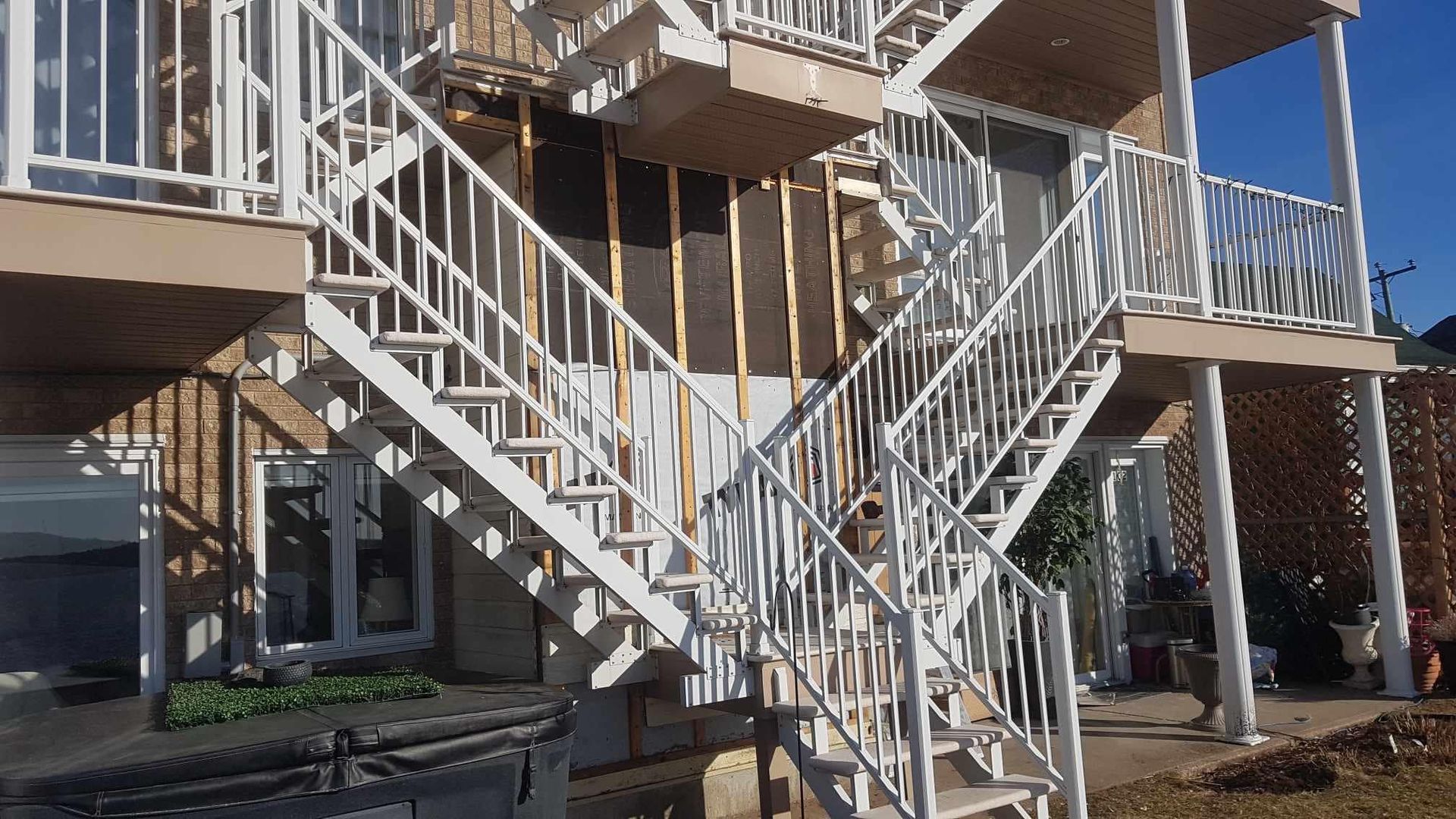 Un escalier blanc mène au deuxième étage d'un immeuble.