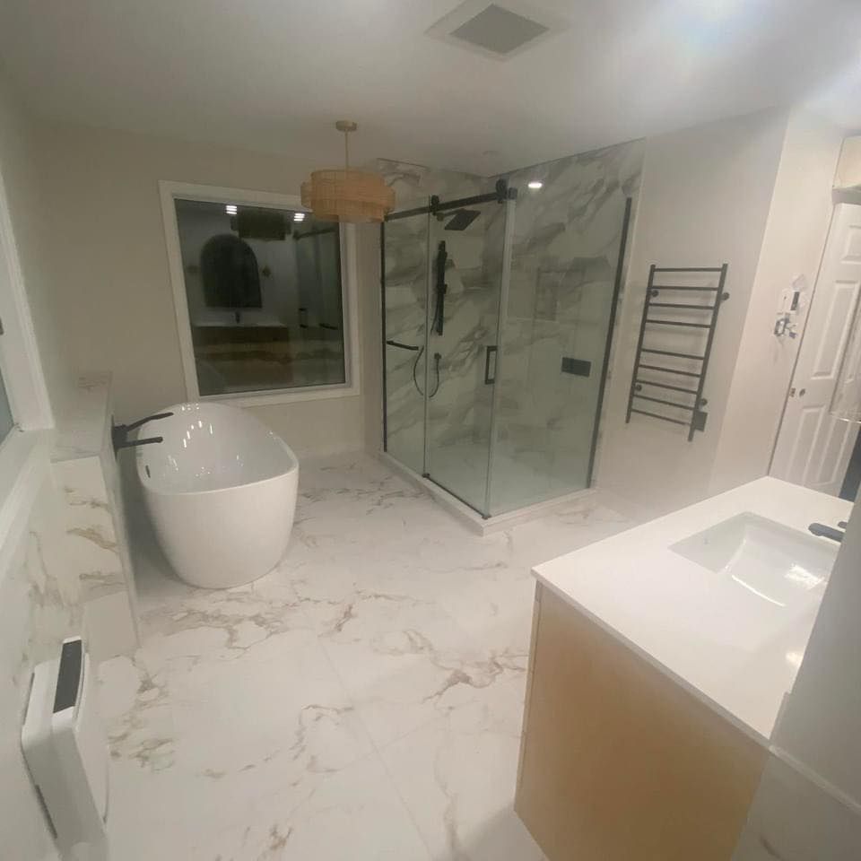 Une salle de bain avec baignoire , lavabo , douche et fenêtre.