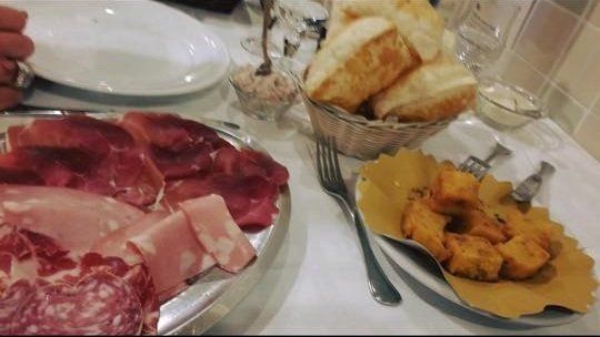 salumi e cestino di pane