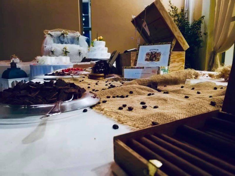 tavolo con cioccolato per buffet di matrimonio