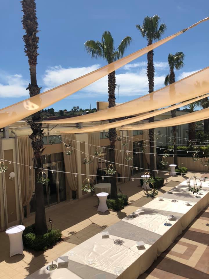 allestimento di spazio all'aperto per ricevimento nuziale