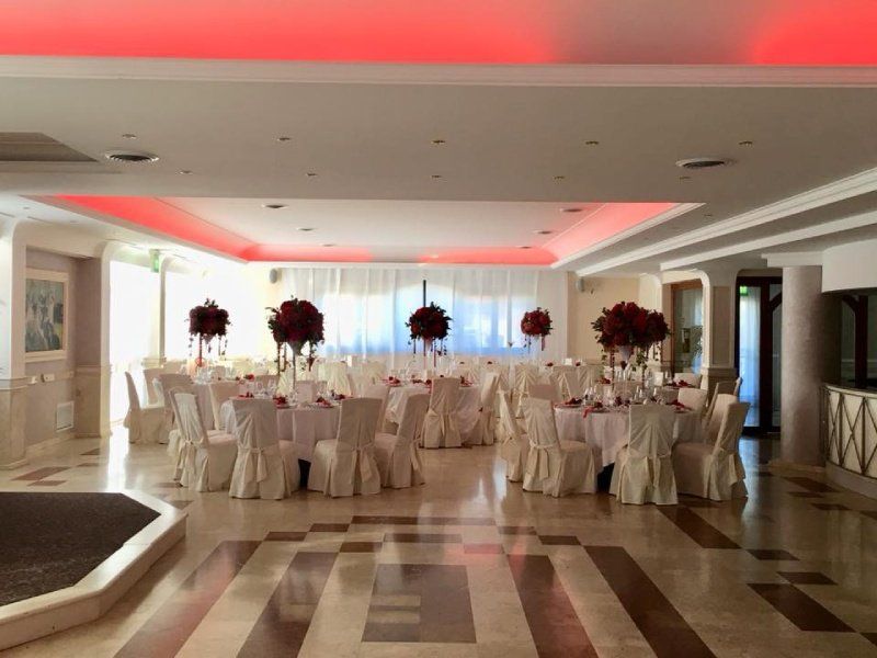 sala allestita per festa nuziale