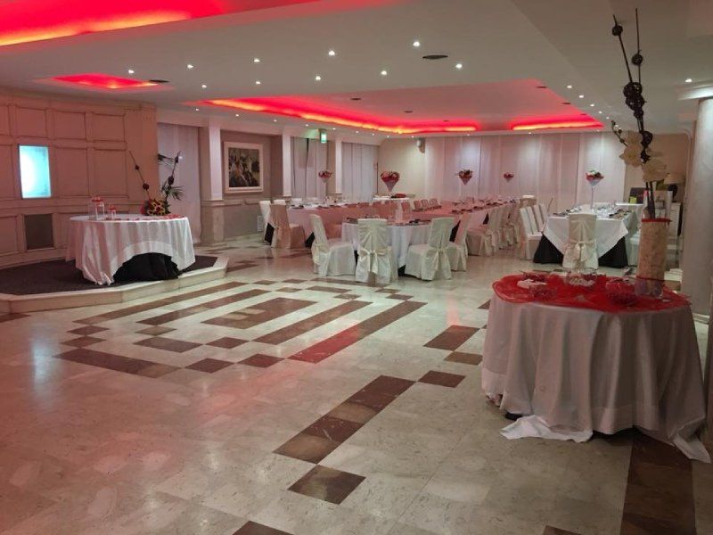 sala allestita per pranzo di matrimono