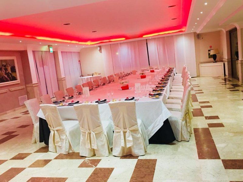 sala allestita per ricevimento di matrimonio