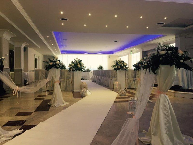 sala allestita per ricevimento nuziale