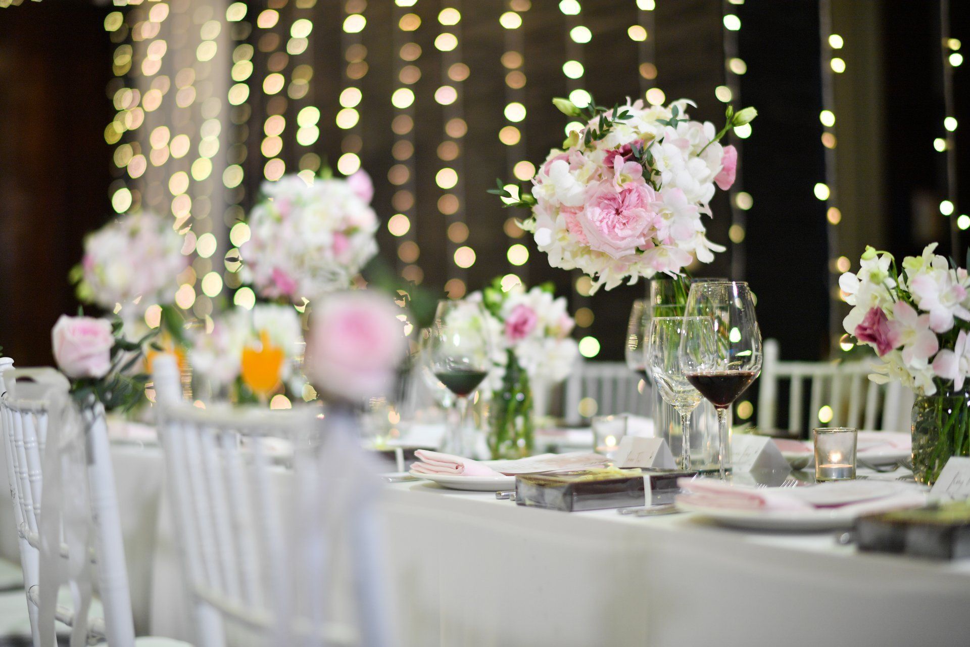 tavolo allestito per ricevimenti in giardino