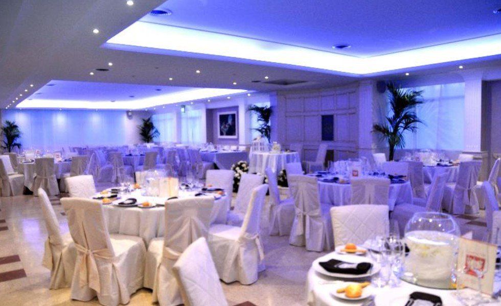 sala allestita per ricevimento elegante