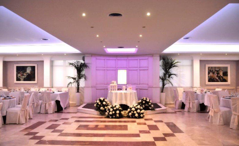 sala allestita per ricevimento di nozze