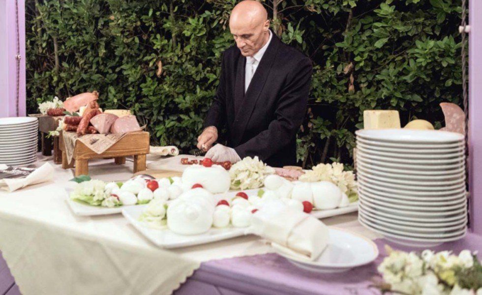 tavolo di buffet all'aperto