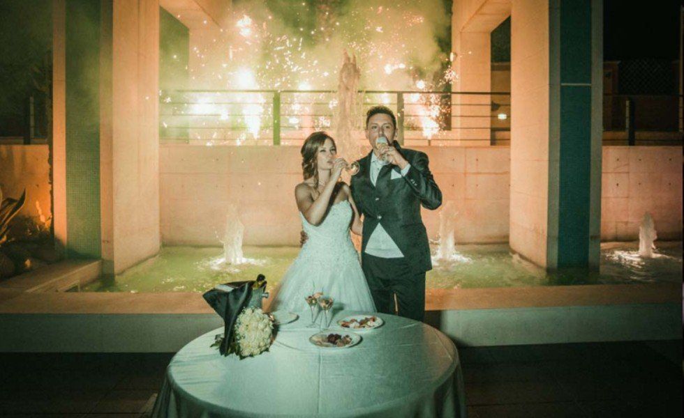 coppia di sposi durante il ricevimento all'aperto