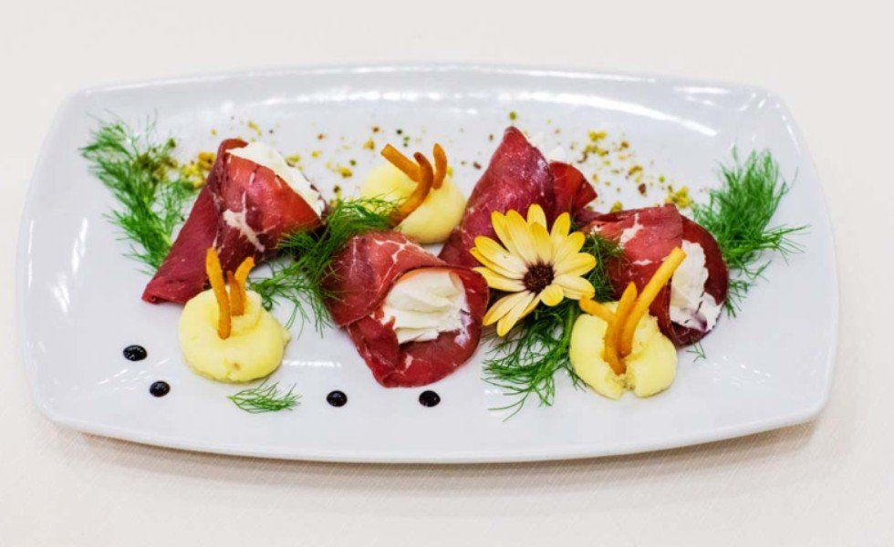 antipasto con decorazioni floreali per ricevimenti