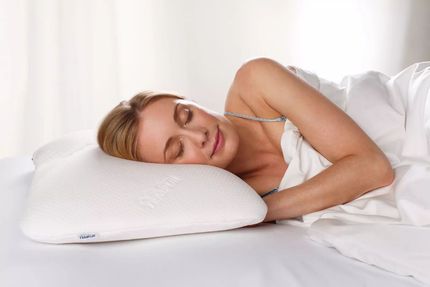 Donna che dorme con la testa appoggiata su un cuscino