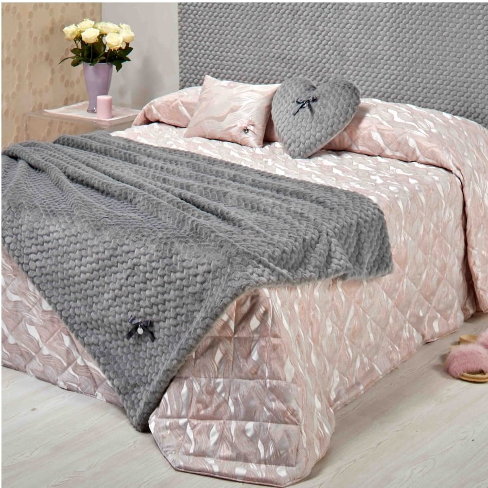 Letto matrimoniale con trapunta rosa