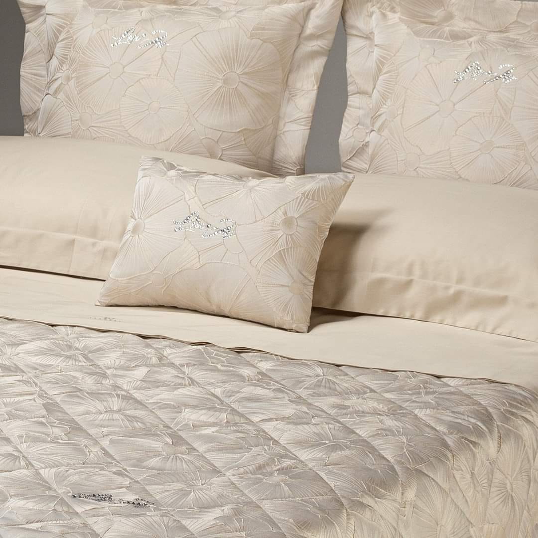 Cuscini e coperte beige