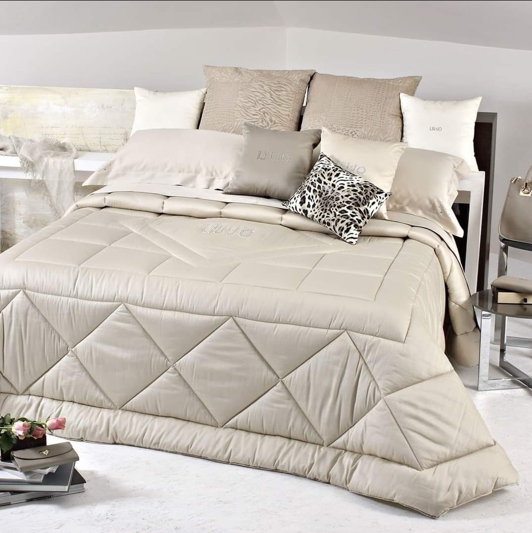 Letto matrimoniale con coperta beige