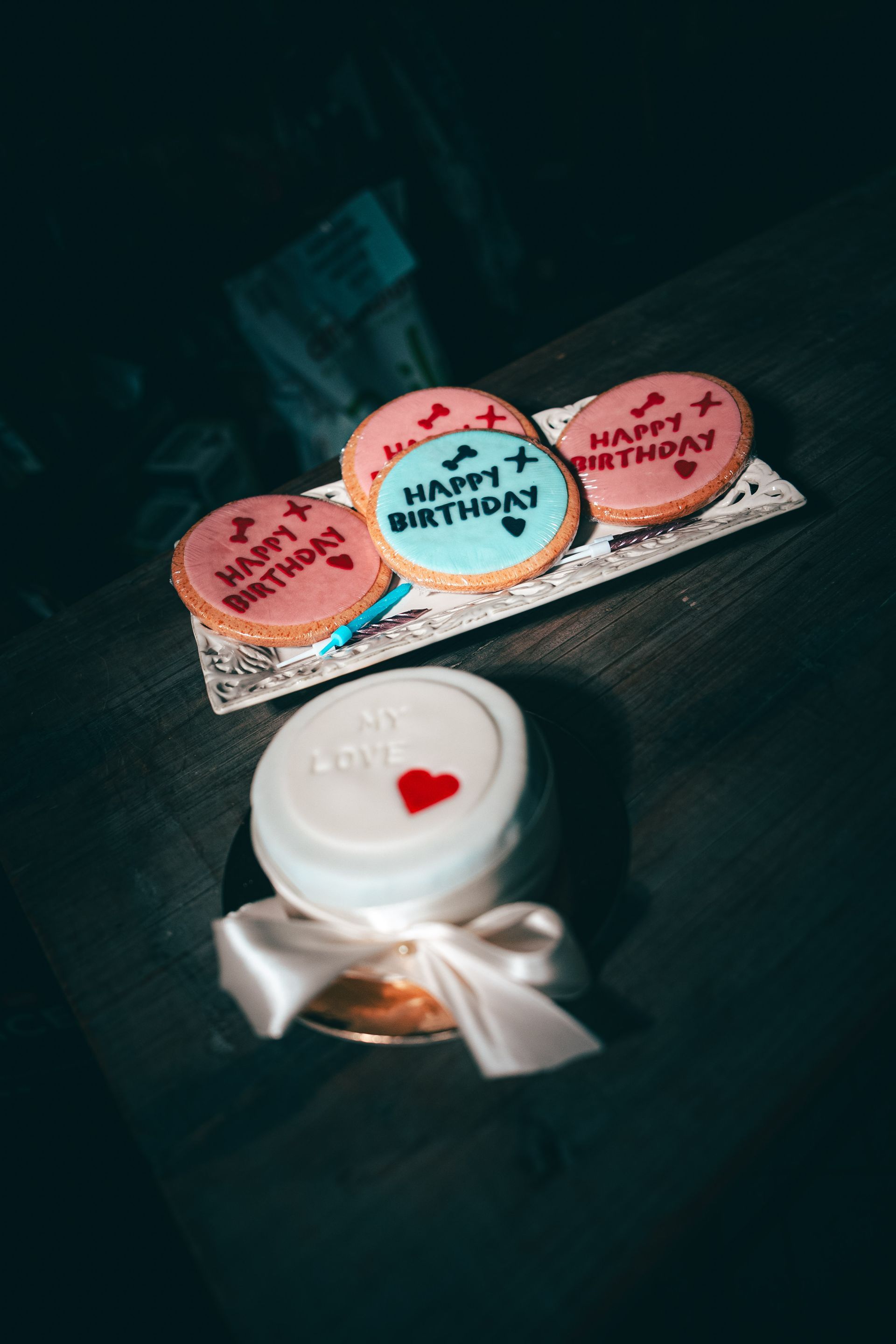 Biscotti e una piccola torta decorati con la scritta 