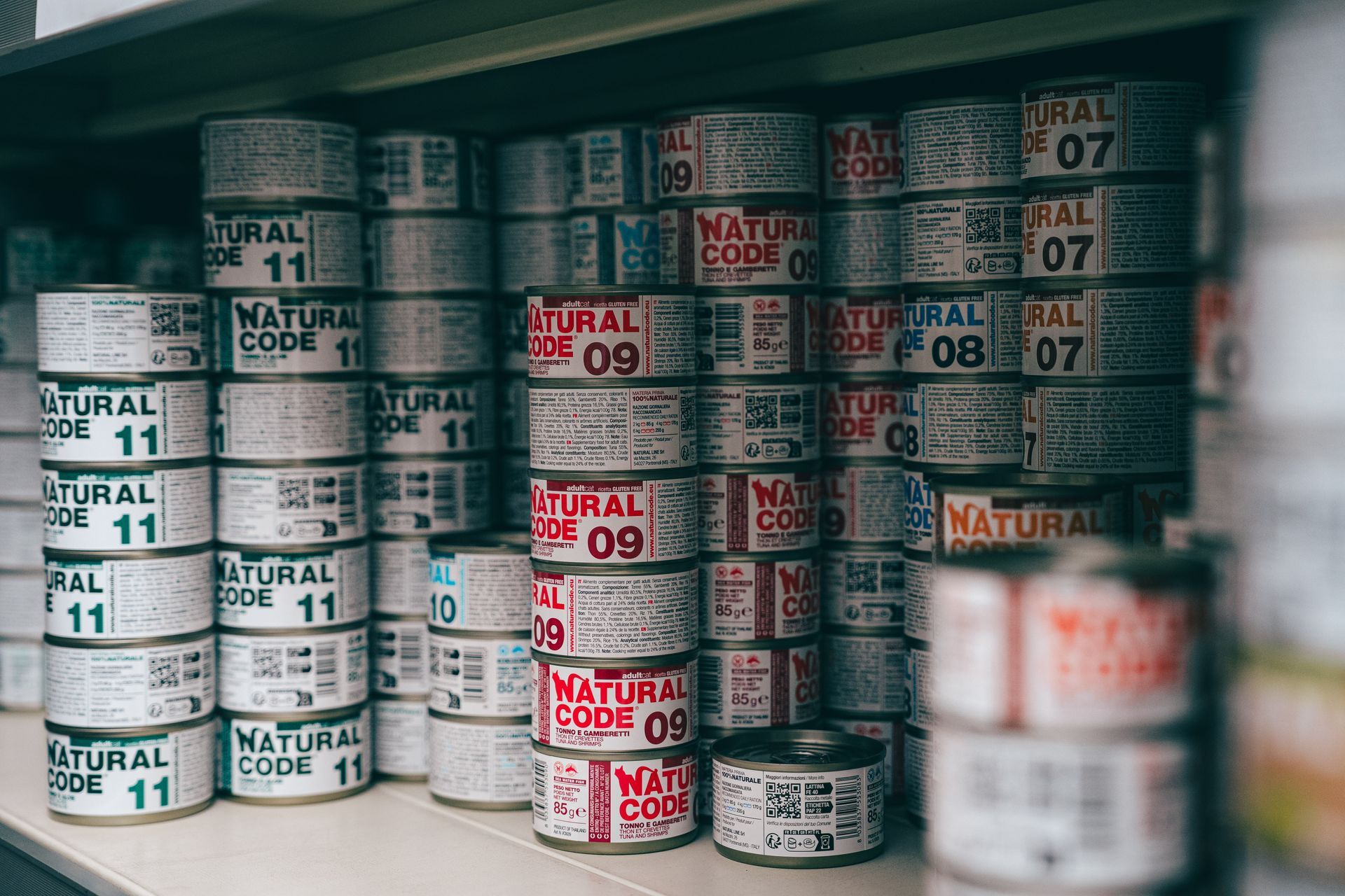 Pile di cibo in scatola con etichette 