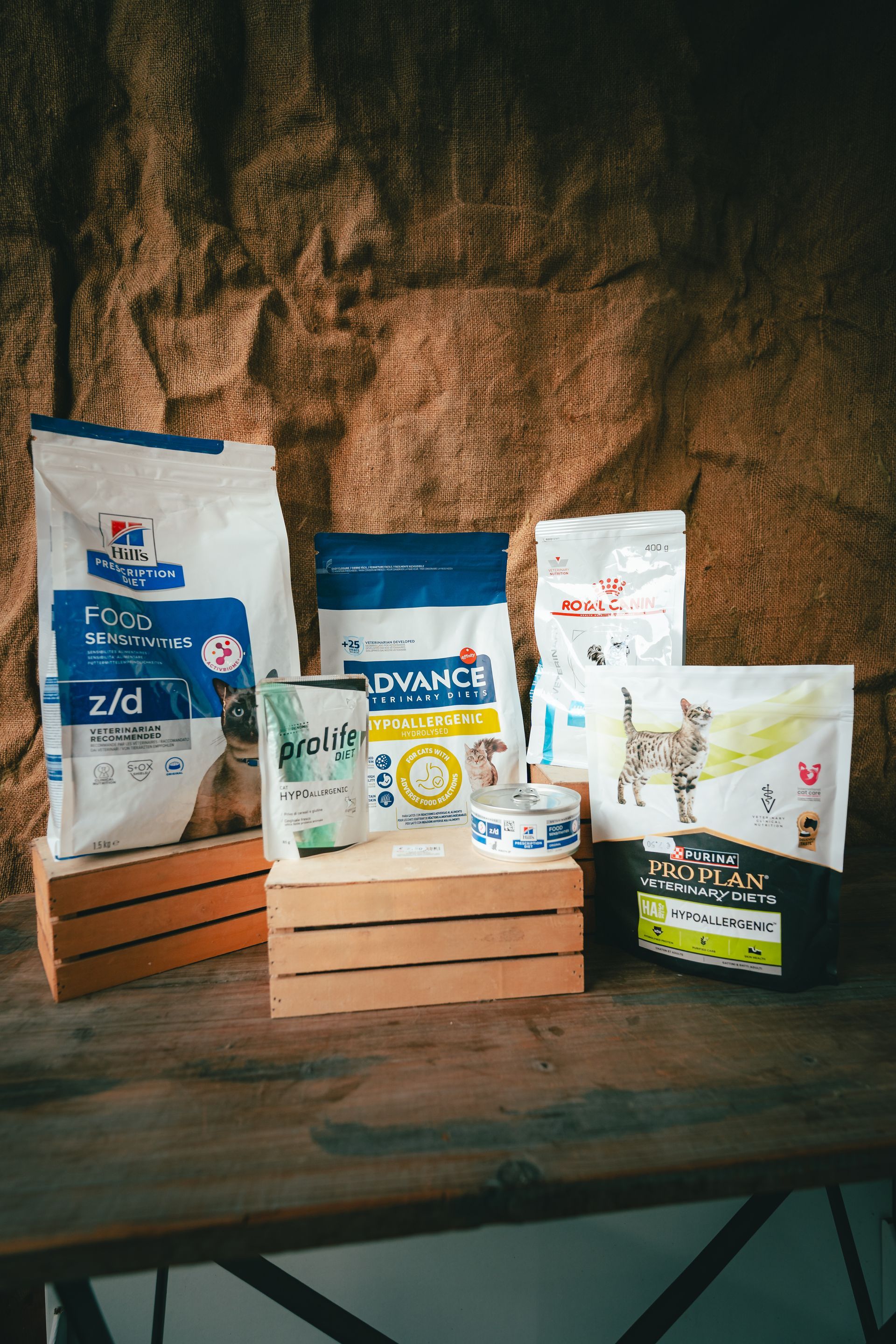 Pile di cibo in scatola con etichette 