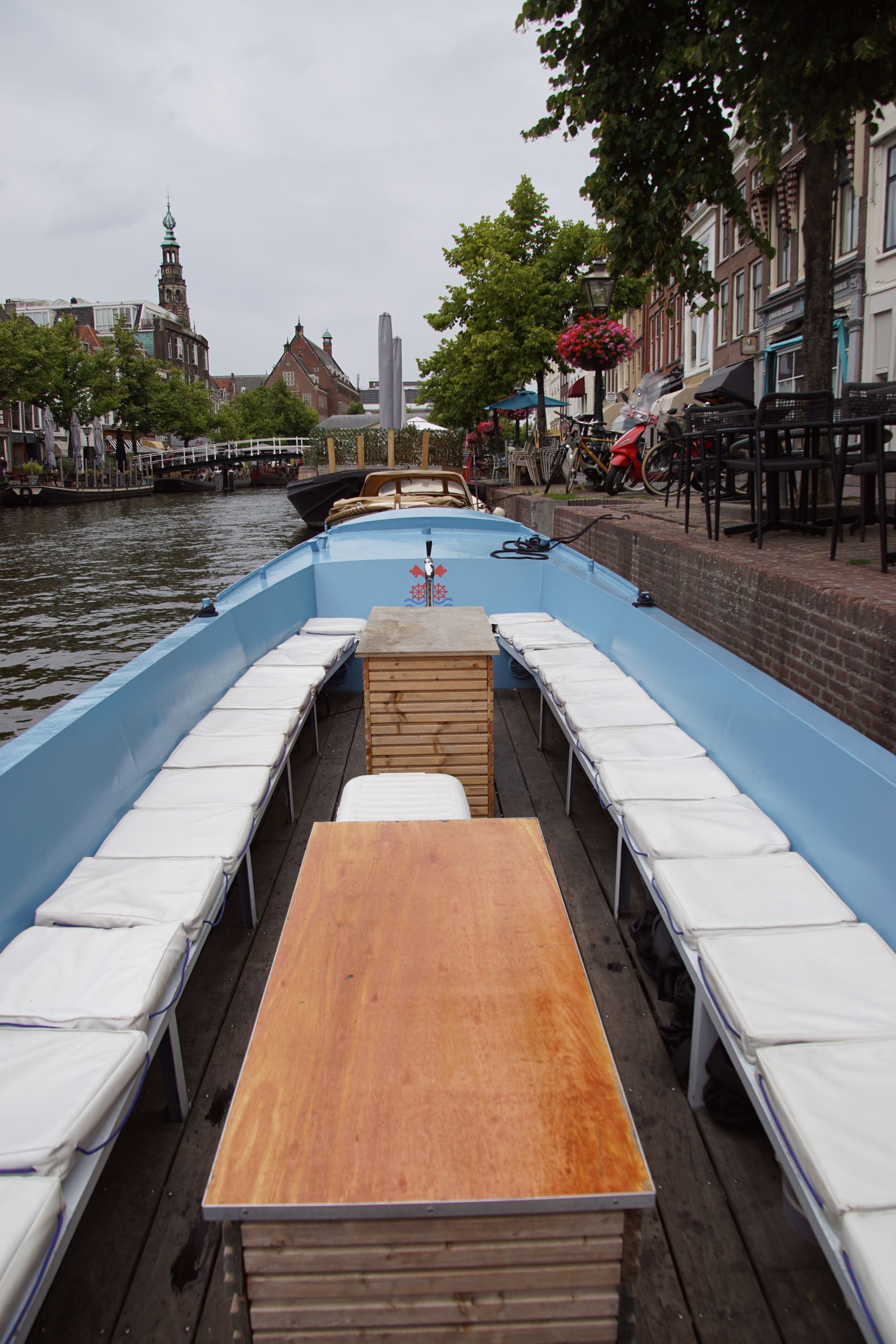 Een boot met een tafel en stoelen achterop